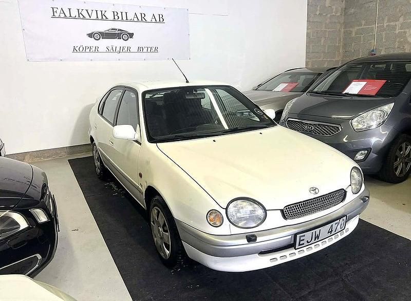 Begagnad Toyota Corolla 107 HK (78 kW) 1999 Vit Halvkombi
