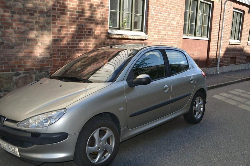 Begagnad 2004 Peugeot 206 Halvkombi | 18 000 kr (Marknadspris) - Bild 1/4