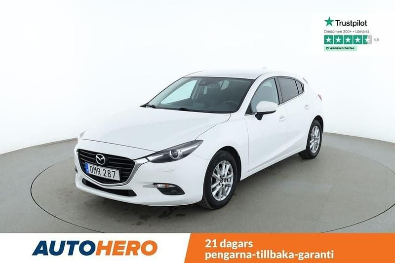 Vit Begagnad 2017 Mazda 3 Center-Line Halvkombi | 149 000 kr (Marknadspris) - Bild 1/4