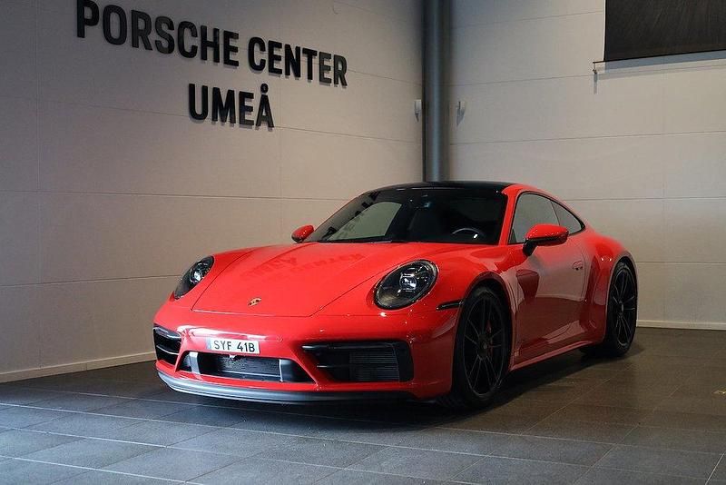 Röd (red) Begagnad 2023 Porsche 911 Sportkupé | 1 759 000 kr - Bild 1/4