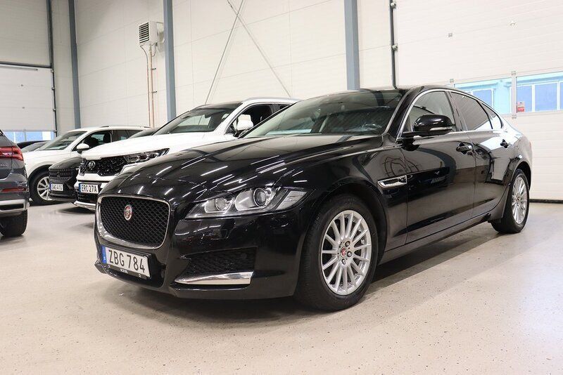 Svart Begagnad 2017 Jaguar XF Sedan | 189 800 kr - Bild 1/4