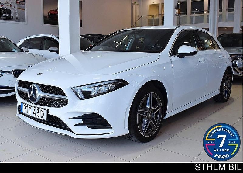 Vit Begagnad 2021 Mercedes A250 AMG Halvkombi | 319 000 kr (Marknadspris) - Bild 1/4