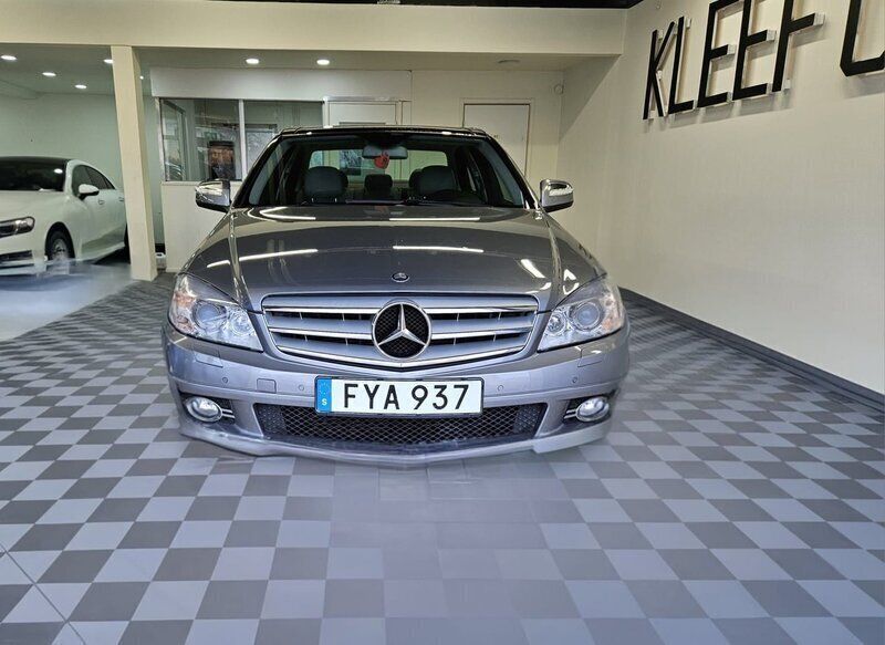 Grå Begagnad 2007 Mercedes C200 Sedan | 89 900 kr (Marknadspris) - Bild 1/4