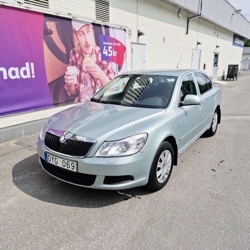 Grön Begagnad 2009 Skoda Octavia Ambiente Halvkombi | 38 000 kr (Marknadspris) - Bild 1/4