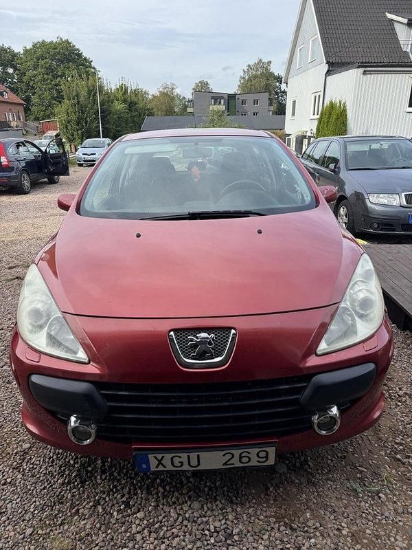 Röd Begagnad 2006 Peugeot 307 Halvkombi | 23 000 kr (Marknadspris) - Bild 1/4
