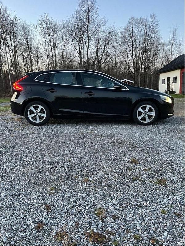 Svart Begagnad 2015 Volvo V40 Halvkombi | 88 000 kr (Marknadspris) - Bild 1/4