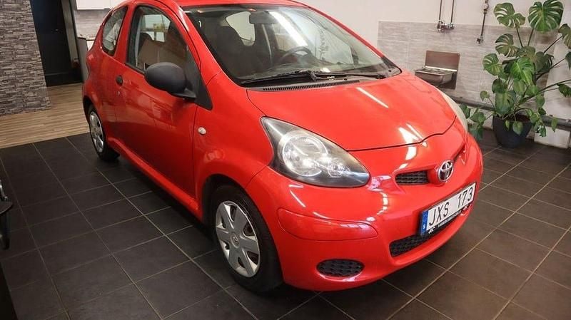 Begagnad Toyota Aygo 68 HK (50 kW) 2010 Röd Halvkombi