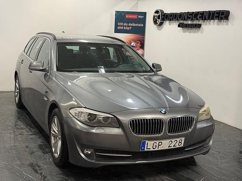 Grå Begagnad 2011 BMW 520 Kombi | 84 900 kr (Bra pris) - Bild 1/4