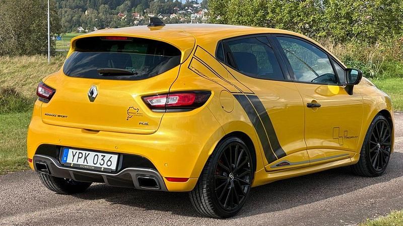 Begagnad Renault Clio IV Trophy 221 HK (162 kW) 2017 Gul Halvkombi