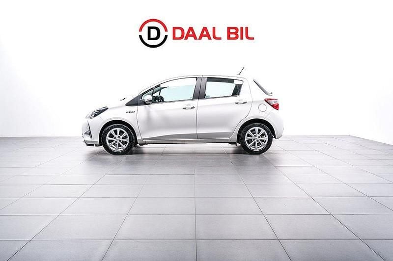 Vit Begagnad 2019 Toyota Yaris Hybrid Active Halvkombi | 134 700 kr (Bra pris) - Bild 1/4