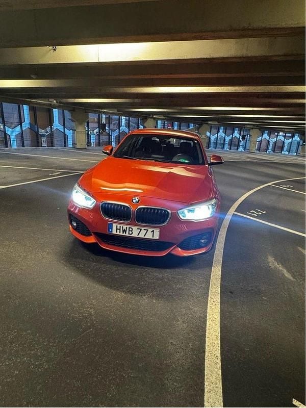 Orange Begagnad 2017 BMW 118 M Sport Halvkombi | 144 000 kr (Bra pris) - Bild 1/4