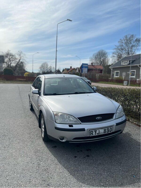 Silver Begagnad 2001 Ford Mondeo Halvkombi | 12 500 kr (Marknadspris) - Bild 1/4