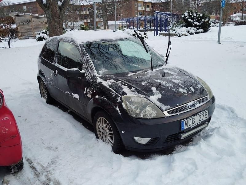 Svart Begagnad 2005 Ford Fiesta Halvkombi | 4 500 kr (Superpris) - Bild 1/4