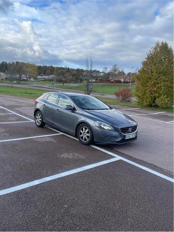 Grå Begagnad 2013 Volvo V40 Halvkombi | 70 000 kr (Superpris) - Bild 1/4