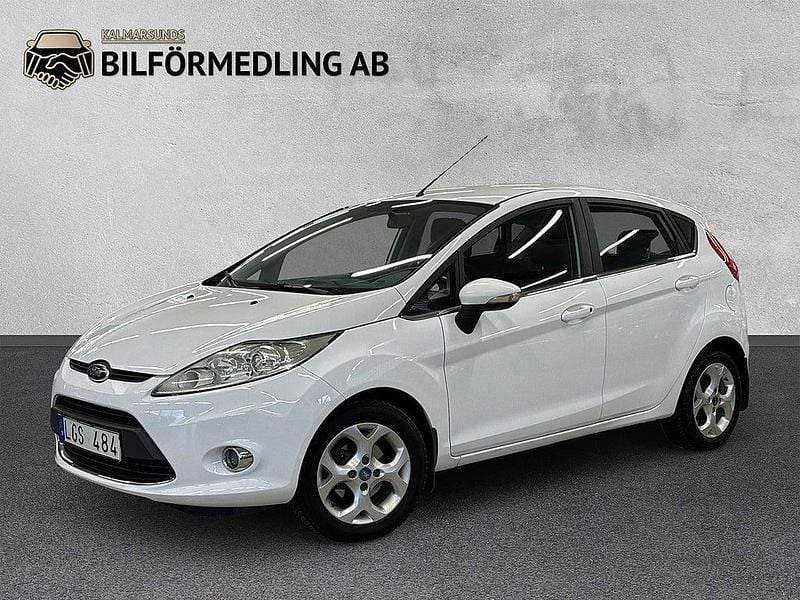 Vit Begagnad 2011 Ford Fiesta Titanium Halvkombi | 44 900 kr (Marknadspris) - Bild 1/4