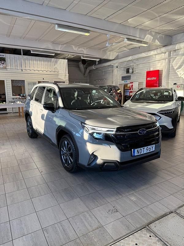 Grå Begagnad 2024 Subaru Forester SUV | 458 000 kr (Marknadspris) - Bild 1/4