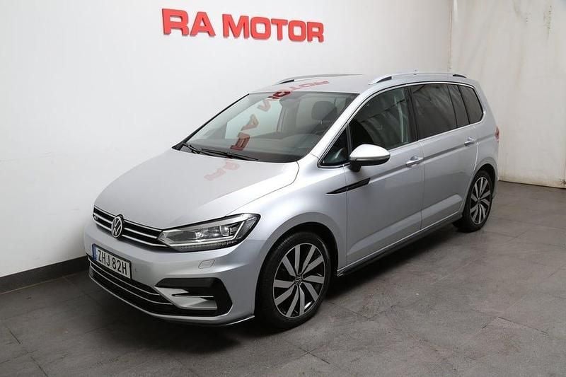 Silver Begagnad 2021 VW Touran R-line Minibuss | 309 800 kr (Marknadspris) - Bild 1/3