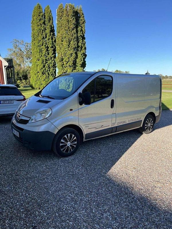 Grå Begagnad 2011 Opel Vivaro Van | 79 000 kr (Marknadspris) - Bild 1/4