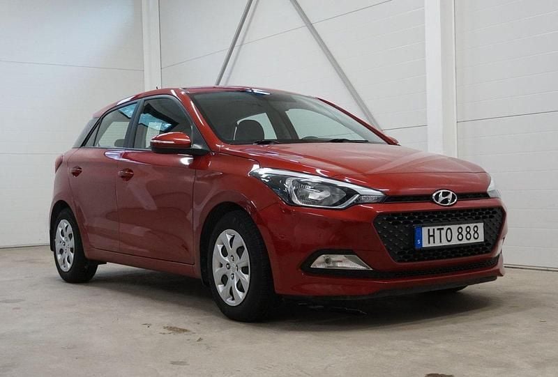 Röd Begagnad 2016 Hyundai i20 Comfort Halvkombi | 89 900 kr (Marknadspris) - Bild 1/4