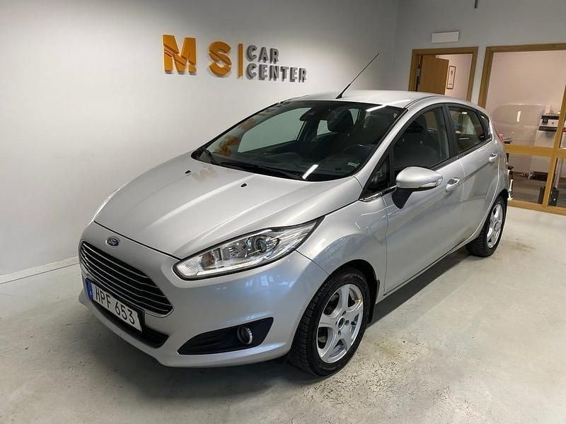 Grå Begagnad 2014 Ford Fiesta Titanium Halvkombi | 87 900 kr (Marknadspris) - Bild 1/4