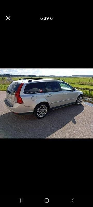 Grå Begagnad 2008 Volvo V50 Kinetic Kombi | 36 500 kr (Marknadspris) - Bild 1/4