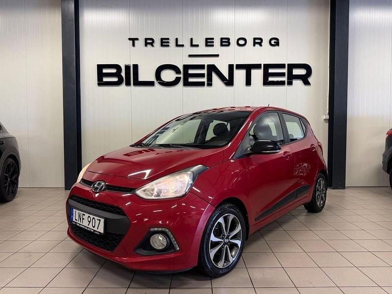 Röd Begagnad 2015 Hyundai i10 Halvkombi | 59 900 kr (Marknadspris) - Bild 1/4