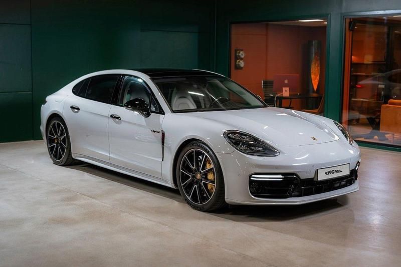Grå Begagnad 2017 Porsche Panamera Turbo S Executive Sedan | 899 900 kr - Bild 1/4