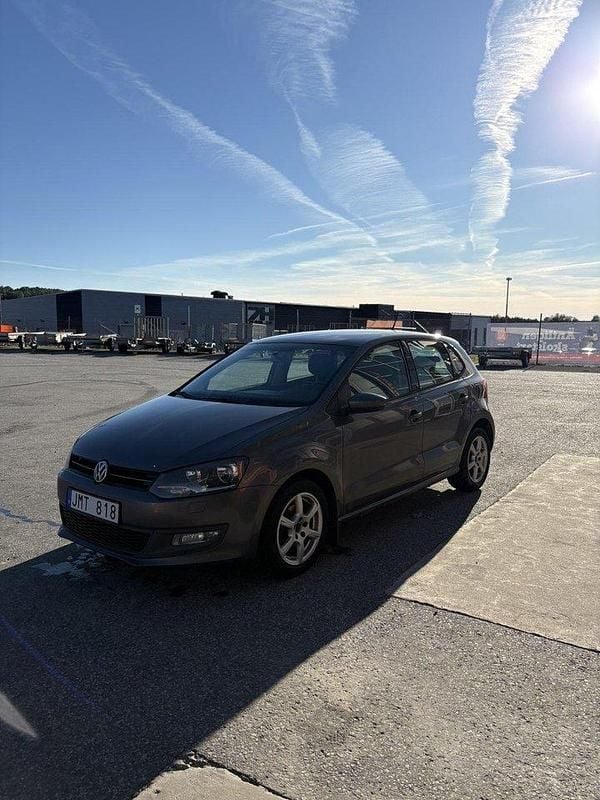 Grå Begagnad 2012 VW Polo Halvkombi | 40 000 kr (Bra pris) - Bild 1/4