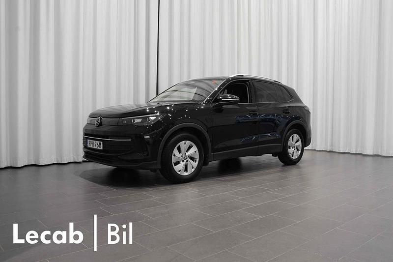 Svart (deep black (endast lagerb) Begagnad 2024 VW Tiguan Life SUV | 369 500 kr (Lite dyr) - Bild 1/4