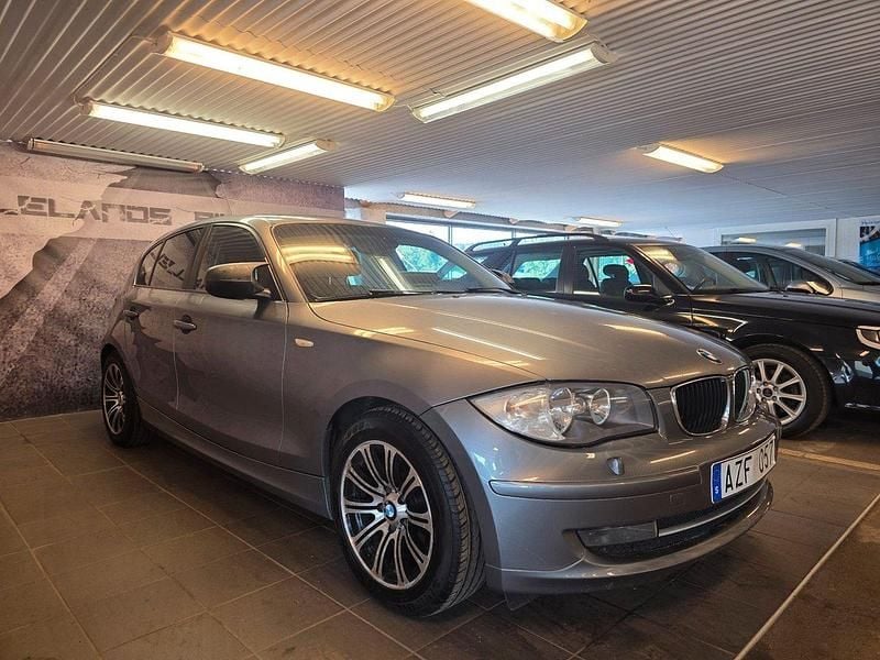 Grå Begagnad 2010 BMW 118 Advantage Halvkombi | 64 900 kr (Marknadspris) - Bild 1/4