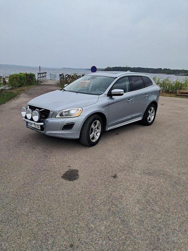 Silver Begagnad 2011 Volvo XC60 R-Design SUV | 89 000 kr (Marknadspris) - Bild 1/4