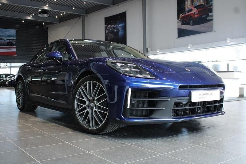 Mörkblå Begagnad 2023 Porsche Panamera 4 Sedan | 1 295 000 kr - Bild 1/4
