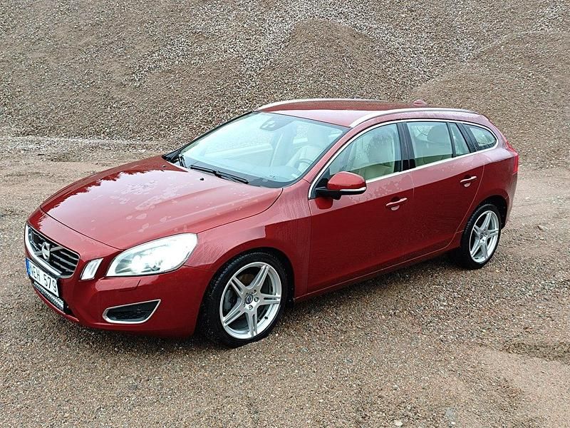 Röd Begagnad 2013 Volvo V60 Summum Kombi | 75 000 kr (Marknadspris) - Bild 1/4