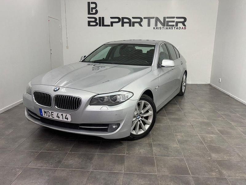 Ljusgrå (grå) Begagnad 2011 BMW 520 Sedan | 99 000 kr (Marknadspris) - Bild 1/4