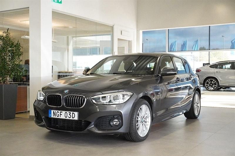 Grå Begagnad 2019 BMW 120 M Sport Halvkombi | 239 800 kr (Superpris) - Bild 1/4