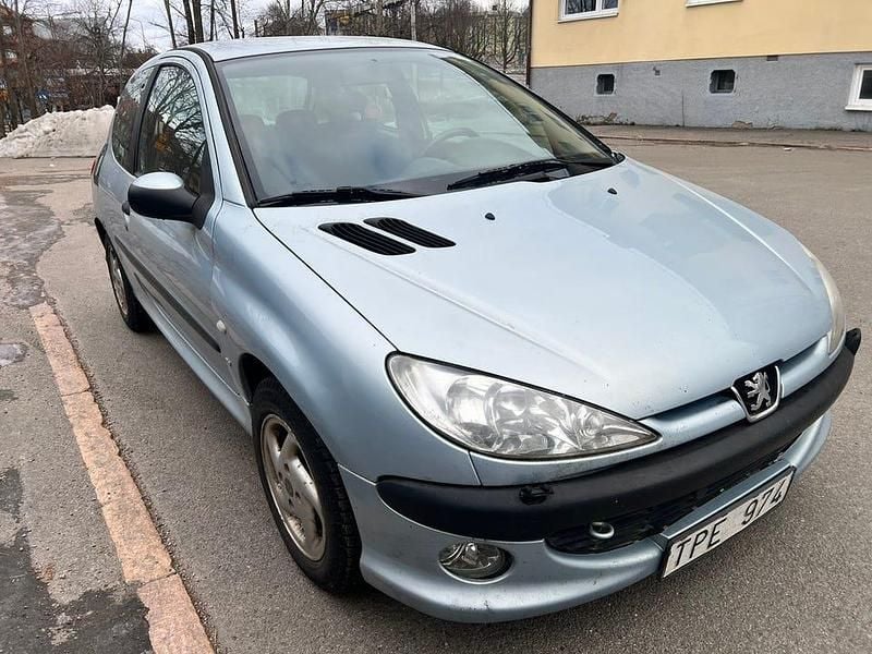 Begagnad 2003 Peugeot 206 Halvkombi | 10 000 kr (Marknadspris) - Bild 1/4
