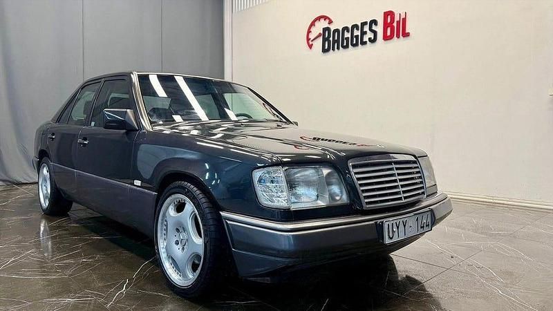 Svart Begagnad 1993 Mercedes E400 Sedan | 289 000 kr - Bild 1/4