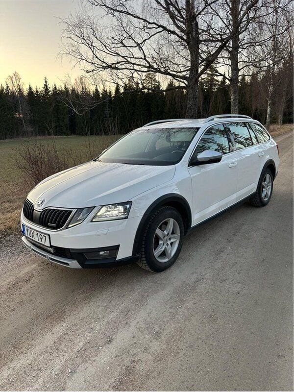 Vit Begagnad 2018 Skoda Octavia Scout Kombi | 129 900 kr (Lite dyr) - Bild 1/4