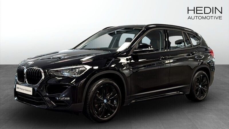 Svart (black) Begagnad 2022 BMW X1 Sport Line SUV | 308 700 kr (Marknadspris) - Bild 1/4