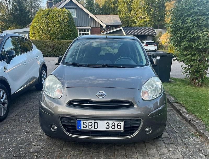 Grå Begagnad 2013 Nissan Micra Halvkombi | 35 000 kr (Bra pris) - Bild 1/4