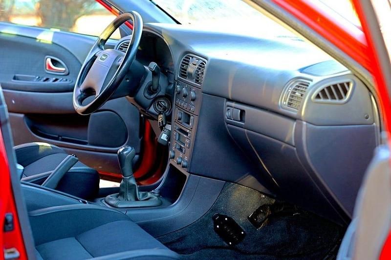 Röd Begagnad 2002 Volvo V40 Kombi | 19 900 kr (Lite dyr) - Bild 1/4