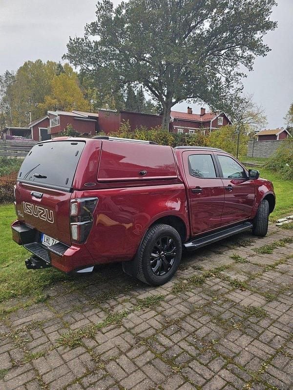 Röd Begagnad 2023 Isuzu D-Max Pickup | 625 000 kr (Marknadspris) - Bild 1/4