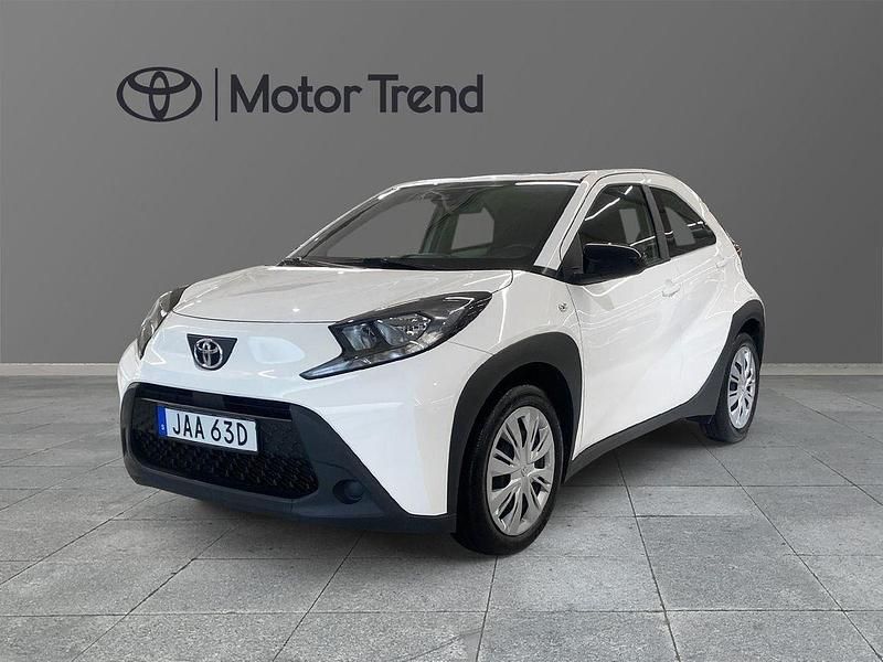Vit Begagnad 2022 Toyota Aygo Play Halvkombi | 164 900 kr (Bra pris) - Bild 1/4