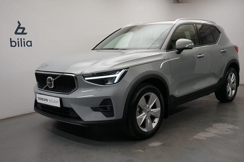 Grå Begagnad 2023 Volvo XC40 Core SUV | 349 900 kr (Marknadspris) - Bild 1/3