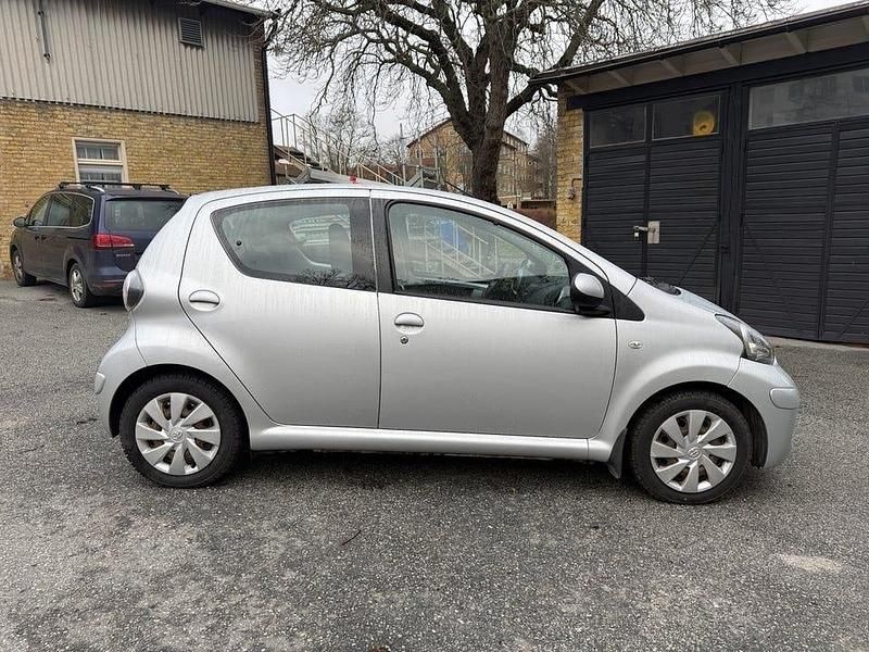 Silver Begagnad 2011 Toyota Aygo Halvkombi | 29 900 kr (Marknadspris) - Bild 1/4