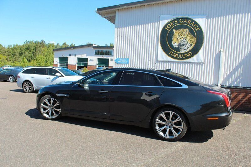 Mörkgrå Begagnad 2013 Jaguar XJ S Sedan | 462 000 kr - Bild 1/4