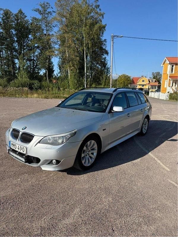 Grå Begagnad 2007 BMW 525 M Sport Kombi | 49 900 kr (Marknadspris) - Bild 1/4