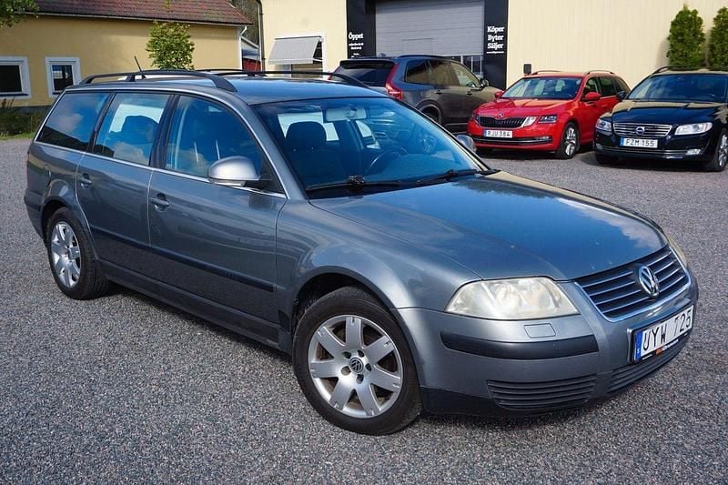 Grå Begagnad 2003 VW Passat Trendline Kombi | 34 900 kr (Dyr) - Bild 1/4