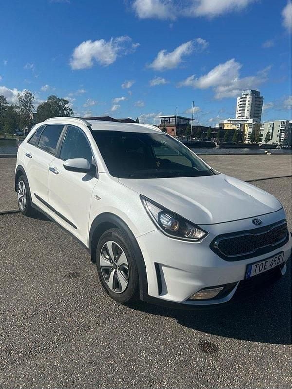 Vit Begagnad 2017 Kia Niro Advance SUV | 129 500 kr (Bra pris) - Bild 1/4