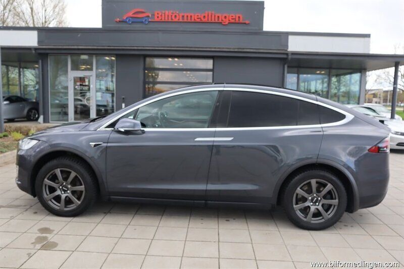 Grå Begagnad 2020 Tesla Model X Long Range SUV | 499 900 kr (Marknadspris) - Bild 1/4